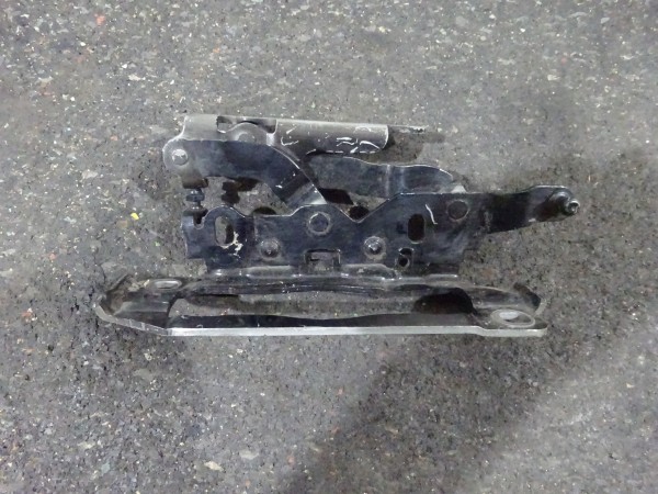 Mercedes C-Klasse W204 Motorhaube Scharnier rechts A2048800828