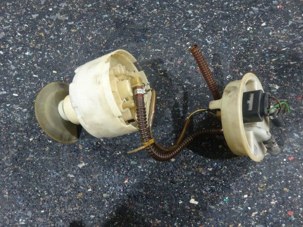 VW Passat 3B Audi A4 8D Kraftstoffpumpe Benzinpumpe 81305024