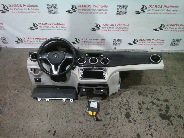 Mercedes CLA W117 Armaturenbrett Beige mit Lenkrad Dashbord
