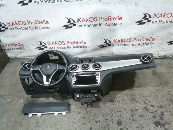 Mercedes CLA W117 Armaturenbrett Lenkrad Dashboard komplett