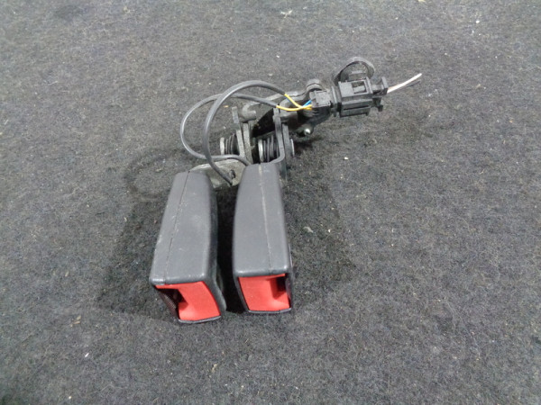VW Passat 3G Gurtschloss Doppelgurtschloss Gurtstraffer Gurt hinten rechts 8V0857739