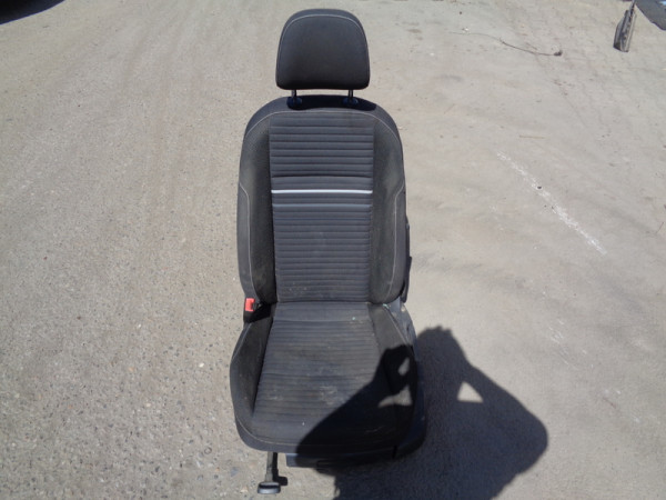 VW Golf VII 7 5G Kombi Fahrersitz vorne Links sitz Stoff KN