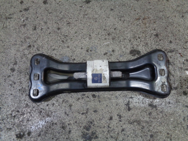 Mercedes C-Kl. W204 Getriebehalterung Halter Träger Getriebe A2042422501 