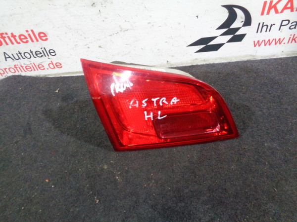 Opel Astra J Rückleuchte Rücklicht hinten links 13282246 mittr Heckklappe