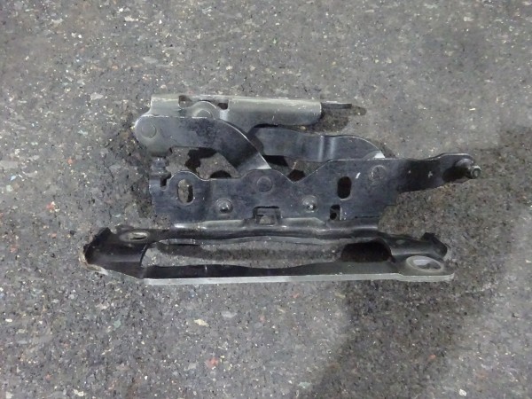 Mercedes C-Klasse W204 Motorhaube Scharnier links A2048800828