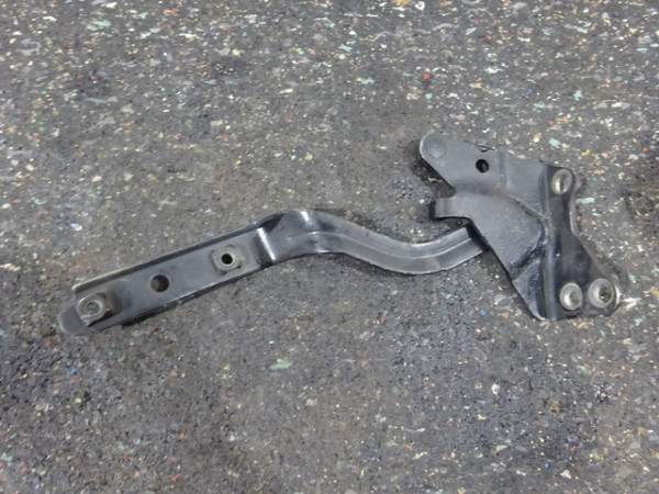 Mercedes Vito Viano W639 Motorhaube Scharnier rechts A6397500351